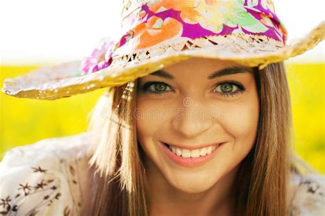 Mujer Feliz En Un Sombrero De Mimbre Foto De Archivo Imagen De Joven