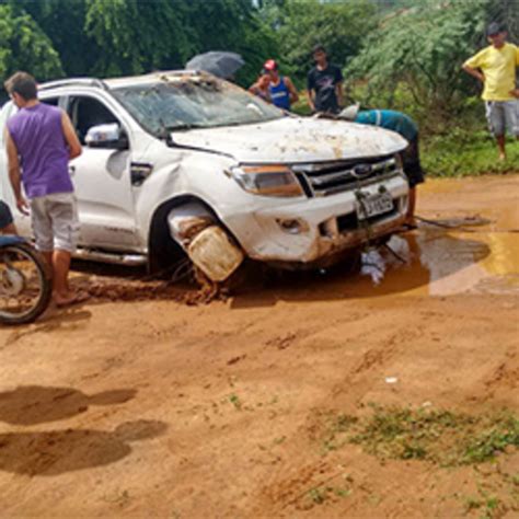 Carro Arrastado Por Correnteza De Rio E Resgatado Sem As Rodas No Pi