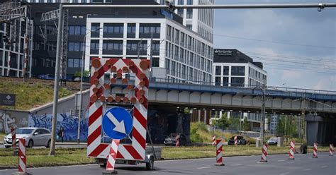 Tramwaje Ust Pi Y Miejsca Koparkom Na Torowisku Na Ul Legnickiej Trw