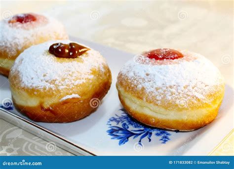 Hanukkah Sufganiyot Sufganiyah. Hanukkah Chanukah, Hanuka - Jewish ...