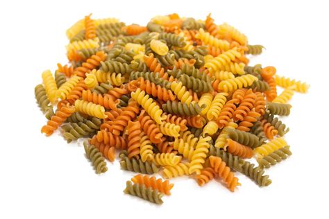 Dreifarbige Gekochte Fusilli Pasta Al Dente Auf Grauem Teller Vor