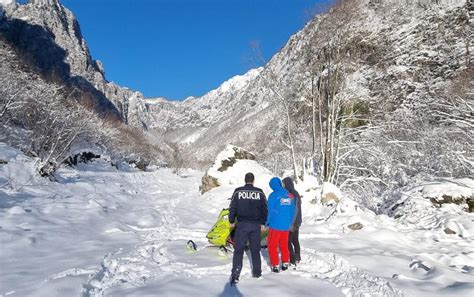 Mbet N T Bllokuar Nga D Bora N Valbon Shp Tohen Tre Turist T Nga