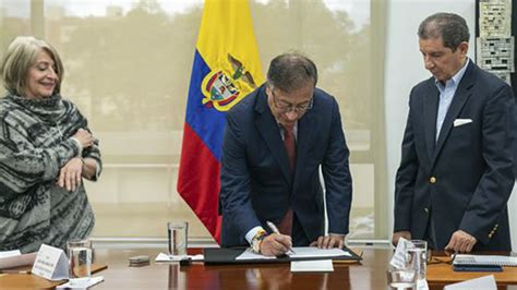 El Gobierno Y Los Ganaderos Colombianos Firman Un Pacto De Tierras Para