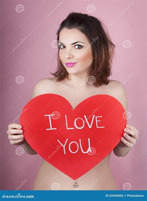 La Femme Tient Le Grand Coeur Rouge Je T Aime Dans Des Ses Mains Photo