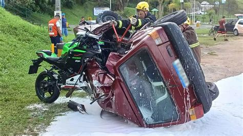 Moto Fica Presa Dentro De Carro Ap S Batida Em Blumenau Fotos Santa