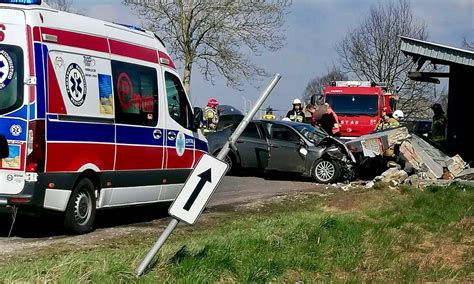 Wypadek w Skalmierzycach Osadzie Alfa z impetem wjechała w betonowy