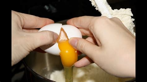 How To Crack An Egg Properly In 5 Seconds Youtube