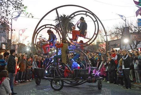 La magia de los títeres llega a las calles de Redondela