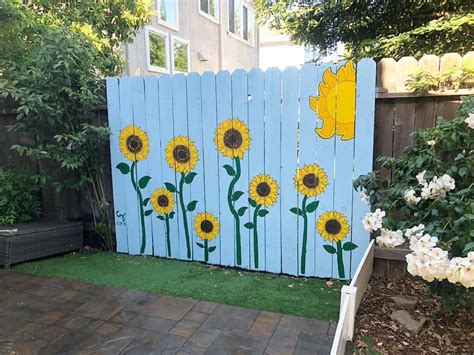 Painted Pallet Fence Ideas -cherrichiodo | Garden fence art, Fence art ...