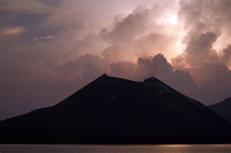 Volcano behind cataclysmic 1883 eruption sparks modern tsunami fears ...