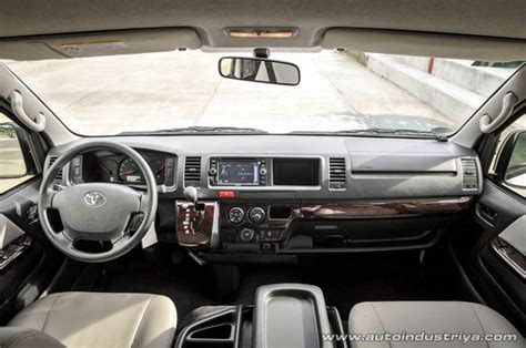 2015 Toyota Hiace Super Grandia LXV - Car Reviews