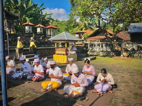 Kegiatan Persembahyangan Hari Raya Tumpek Landep Di Pura Desa Adat