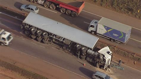 Carreta Tomba Na Rodovia Fern O Dias Em S O Joaquim De Bicas Minas