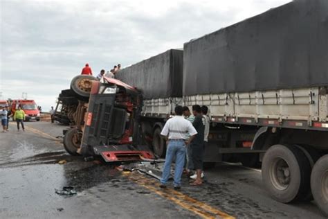 Br 364 Carretas Bitrem Se Chocam Na Curva Da Morte Motoristas