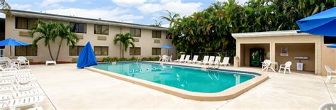 {{ getBrandName() }} | FT LAUDERDALE | Featured Guest Room