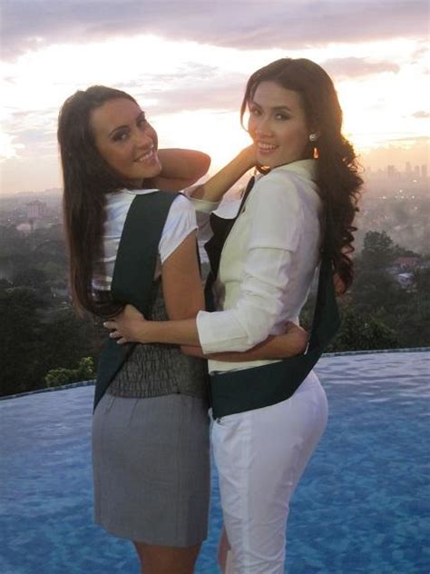 Phan Thị Mơ khoe dáng với bikini màu cam