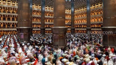 Tarawih Pertama Ribuan Jemaah Padati Masjid Istiqlal