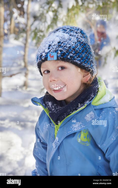 Snow clothes hi-res stock photography and images - Alamy