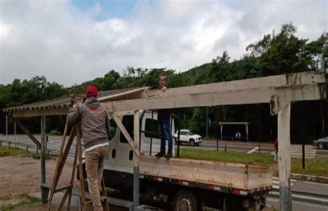 Ponto de ônibus do bairro Cambury passa por serviços de revitalização