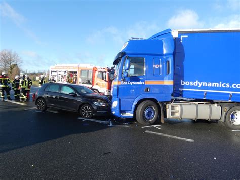 POL CE Frontalzusammenstoß von LKW und PKW auf der B191 Presseportal