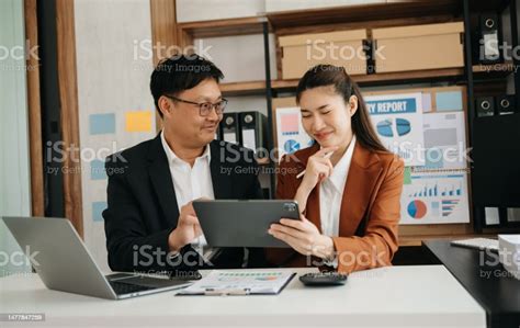 potret orangorang bisnis sukses  bekerja sama  kantor rumah