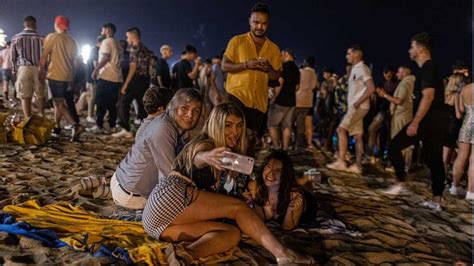 La Barceloneta Surt Al Carrer Per Insistir En El Tancament Nocturn De