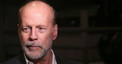 Parece que Bruce Willis creyó que estaba en un restaurante real en el