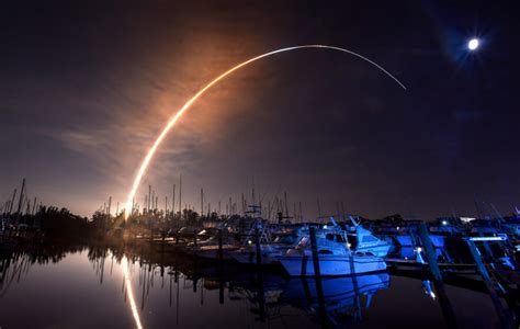 Nasas New Moon Rocket Lifts Off Years After Apollo Photos Las