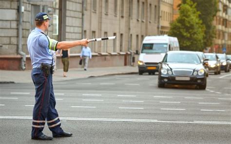 Kierowanie ruchem przez policjanta 7 sygnałów które musisz znać Link4