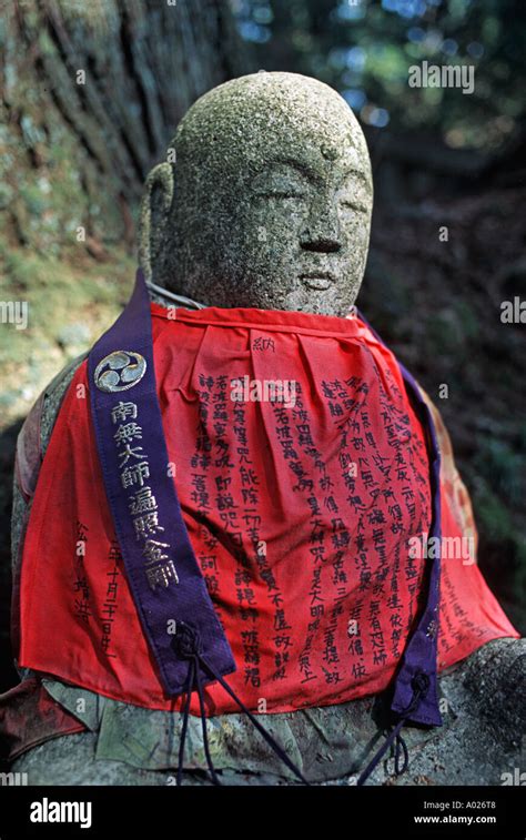 Estatua Jizo De Piedra Con Dorsal Rojo En El Antiguo Cementerio Okunoin