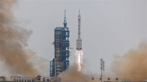 La nave tripulada china Shenzhou 18 viajará a su estación espacial este