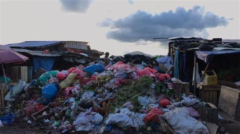 Sampah Menggunung Di Pasar Batu Merah Pedagang Wali Kota Ditahan Kpk