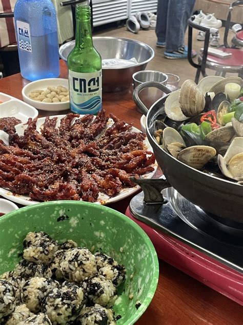 부산 가야 맛집 양념이 찐하고 맛있는 닭발 조개탕 ‘옛날장터 구 닭발천국 평일에도 만석 웨이팅 필수인 찐맛집