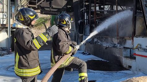 Incendio Distrugge Un Azienda Di Calcestruzzi E Bitume Indagini In