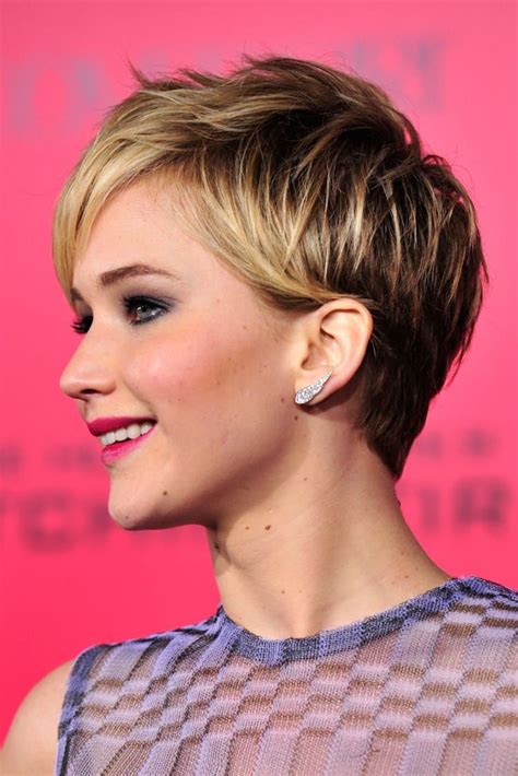 The 18 Greatest Celebrity Pixie Cuts Of The Past Decade Celebrity Pixie Cut Short Blonde Hair