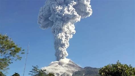 Gunung Merapi Indonesia meletus, memicu peringatan penerbangan - Sinar ...