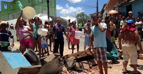 G1 Moradores de Chã de Bebedouro em Maceió protestam contra falta d