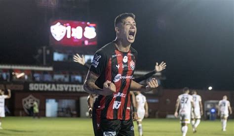 Vitória renova zagueiro e mantém dupla de zaga titular para 2024