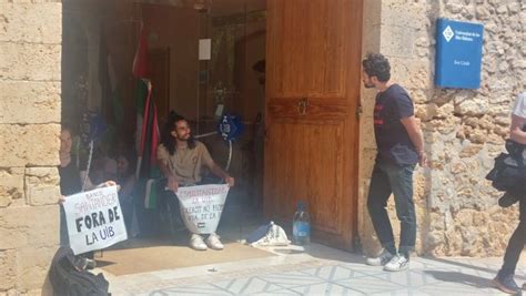 Estudiantes Se Encadenan A Las Puertas Del Rectorado De La UIB Para