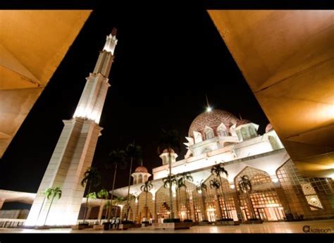 Islamic Art and Quotes — Putra Mosque (Masjid Putra) at Night ...