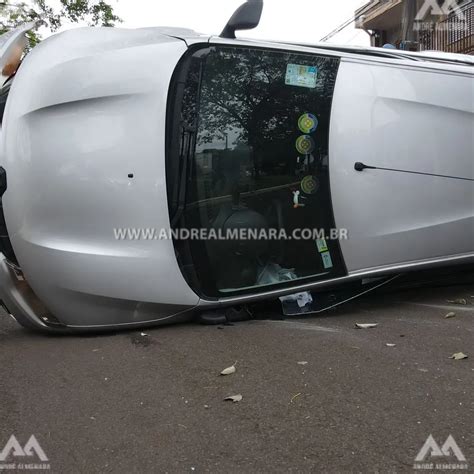 Carro tomba após bater em outro automóvel estacionado André Almenara