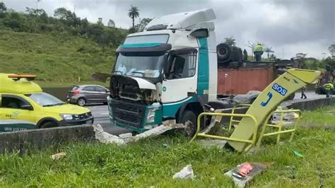 Tombamento De Carreta Na Anchieta Causa Congestionamento E Interdição