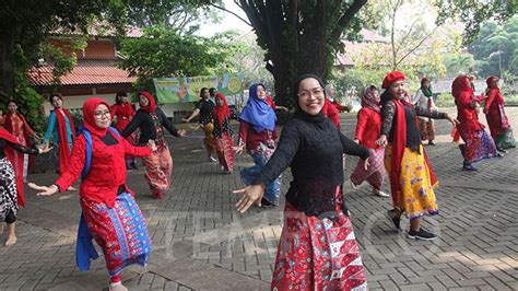 Tari Yapong Masal Meriahkan Hut Dki Jakarta Ke Foto Tempo Co