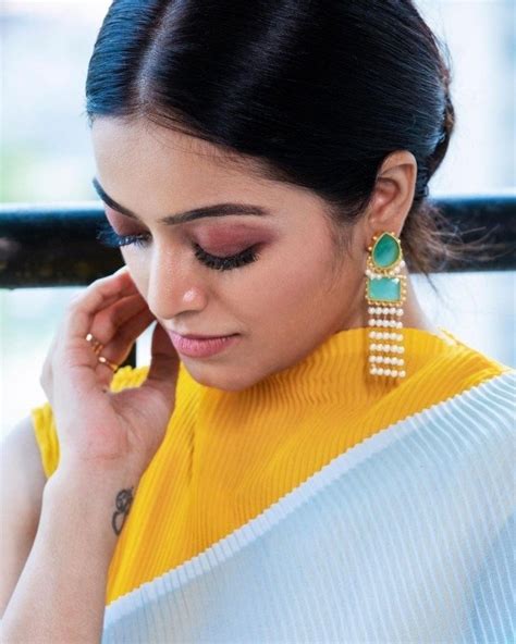 Janani Iyer Cute Eyes