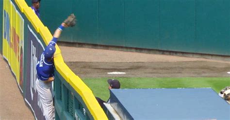 Royals’ Alex Gordon robbed the Tigers of a home run with this catch ...