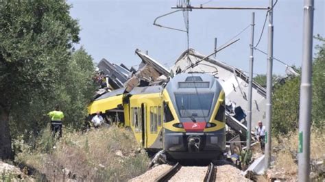 Incidente Ferroviario In Puglia Italy Train Crash At Least Dead