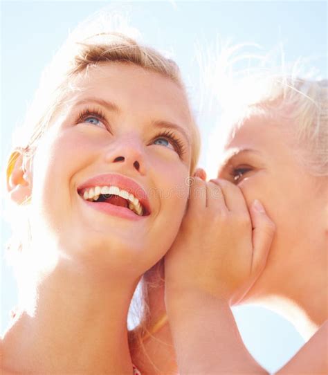 Mujeres Bonitas Felices Que Sonr En Contra El Cielo En Un Asoleado