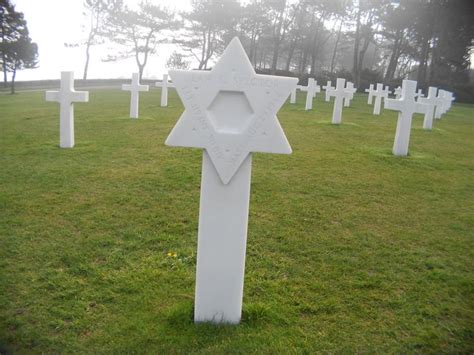 Cette photo représente la tombe d un soldat juif mort lors de la