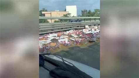 Camion Perde Il Carico Quintali Di Pasta Sulla Statale Di Bari La