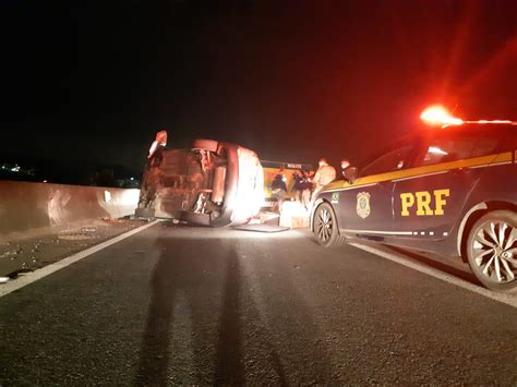 VÍDEO Perseguição policial por 100 km termina em capotamento e